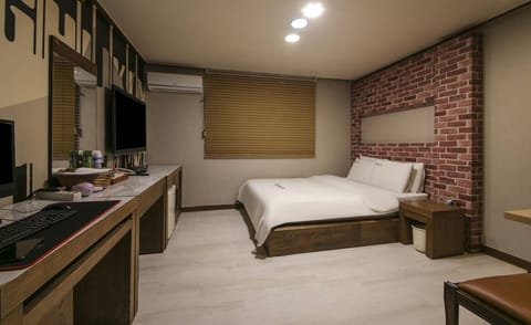 Basic Double Room | Individually decorated, individually furnished, desk, laptop workspace