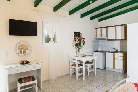 Standard Triple Studio, Pool View | Living area