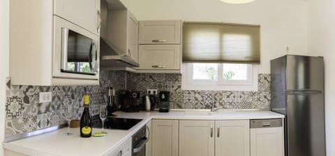 Deluxe Apartment (Mirto) | Private kitchen | Fridge, oven, stovetop, coffee/tea maker