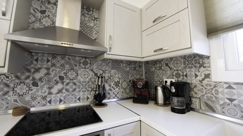 Deluxe Apartment (Mirto) | Private kitchen | Fridge, oven, stovetop, coffee/tea maker