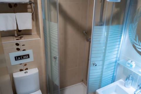 Economy Room | Bathroom | Shower, hydromassage showerhead, free toiletries, hair dryer
