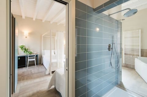 Romantic Suite, Hot Tub | Bathroom | Shower, rainfall showerhead, eco-friendly toiletries, bidet