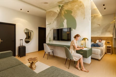 Executive Suite | Select Comfort beds, minibar, in-room safe, desk