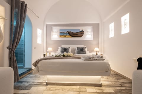 Deluxe Suite (Plunge Pool) | Hypo-allergenic bedding, in-room safe, individually decorated