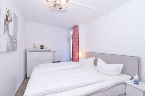 Comfort Apartment, 1 Bedroom, Balcony (Standard) | 1 bedroom, in-room safe, individually decorated, individually furnished