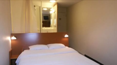 Standard Double Room | Desk, blackout drapes, soundproofing, free WiFi
