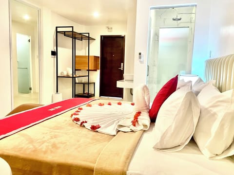 Romantic Studio Suite | Hypo-allergenic bedding available, desk, laptop workspace, WiFi (free)