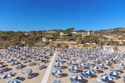 Beach nearby, free beach shuttle, beach bar