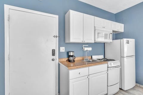 #9 = Pearl's Place = efficiency w/ full sized bed | Private kitchenette | Fridge, microwave, oven, stovetop