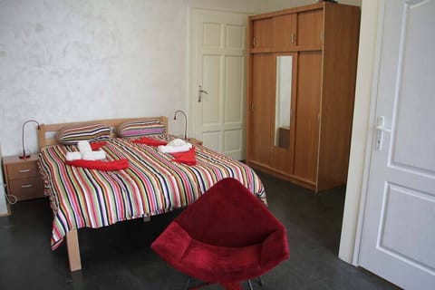 Blackout drapes, free WiFi, bed sheets