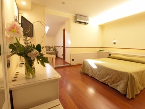 Quadruple Room | In-room safe, desk, free WiFi, bed sheets