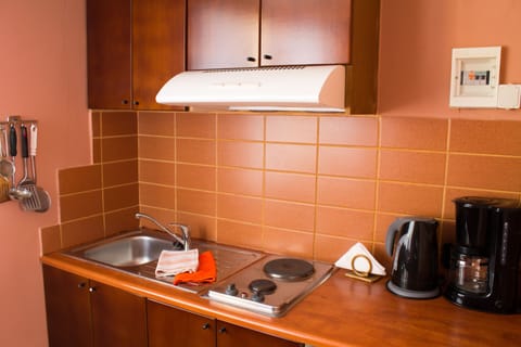 Traditional Studio | Private kitchen | Fridge, stovetop, coffee/tea maker, electric kettle