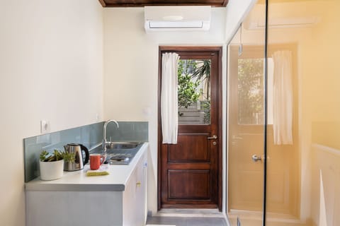 Studio, Garden View, Ground Floor | Private kitchen | Fridge, stovetop, coffee/tea maker, electric kettle