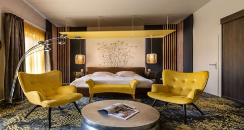 Junior Suite, 1 King Bed, Non Smoking | Minibar, in-room safe, desk, free cribs/infant beds