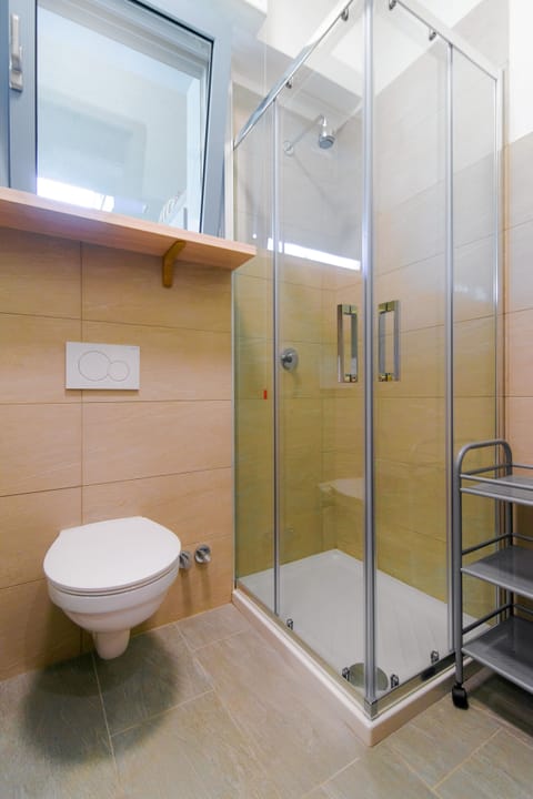 Double Room, Garden View | Bathroom | Shower, towels