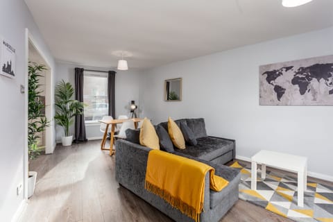 Comfort Apartment, 1 Double Bed, Non Smoking | Living area | 22-inch flat-screen TV with satellite channels, TV, Netflix