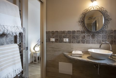 Deluxe Double Room, Partial Sea View (Lavanda) | Bathroom sink