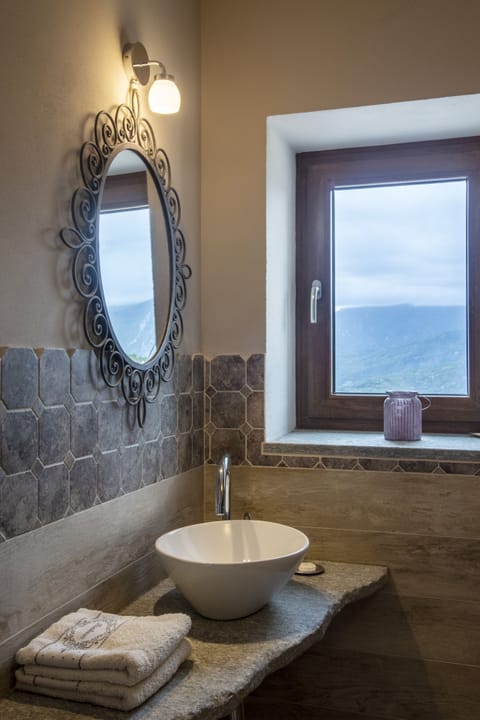 Deluxe Double Room, Partial Sea View (Lavanda) | Bathroom sink