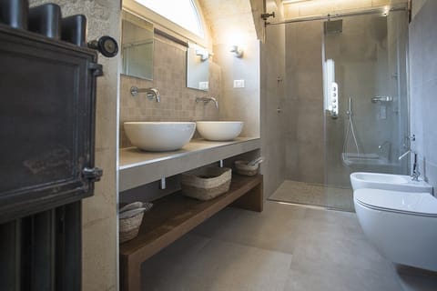 Deluxe Double Room, Balcony | Bathroom | Shower, hair dryer, slippers, bidet