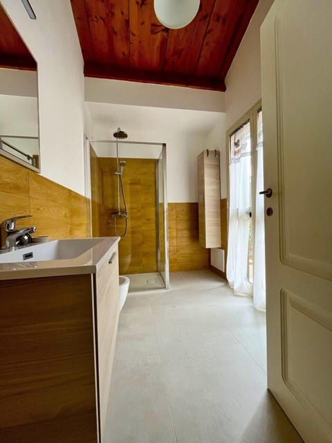 Shower, hair dryer, slippers, bidet