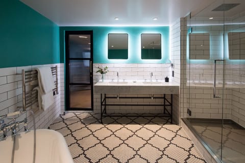 Junior Suite | Bathroom | Free toiletries, hair dryer, towels, soap