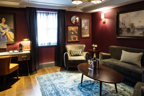 Suite | In-room safe, desk, iron/ironing board, free WiFi