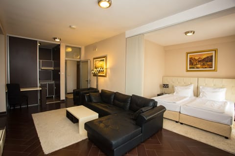 Junior Apartment | Minibar, in-room safe, desk, blackout drapes