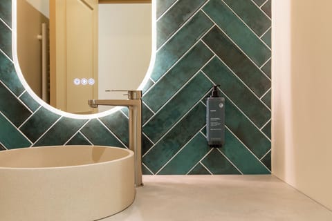 Superior Double Room | Bathroom | Free toiletries, hair dryer, bathrobes, towels