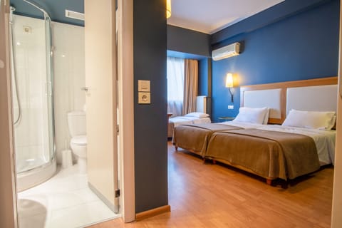 Standard Triple Room | In-room safe, desk, soundproofing, free WiFi