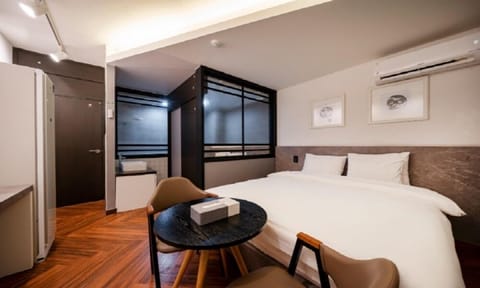 Deluxe Double Room, Non Smoking | Individually decorated, individually furnished, desk, laptop workspace