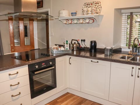 Cottage | Private kitchen | Microwave, stovetop, dishwasher, highchair