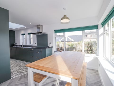 Cottage | Private kitchen | Fridge, dishwasher, electric kettle, toaster