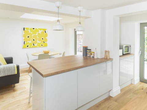 Cottage | Private kitchen | Microwave, stovetop, dishwasher, cookware/dishes/utensils