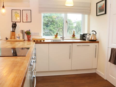 Cottage | Private kitchen | Microwave, stovetop, dishwasher, highchair
