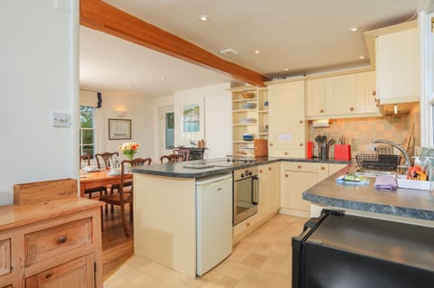 Cottage | Private kitchen | Microwave, stovetop, dishwasher, cookware/dishes/utensils