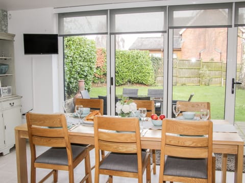 Cottage | Dining