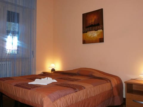 Desk, soundproofing, free WiFi, bed sheets