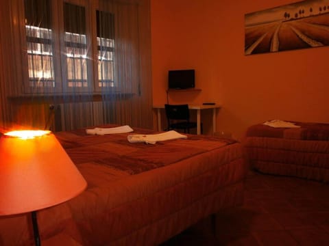 Desk, soundproofing, free WiFi, bed sheets