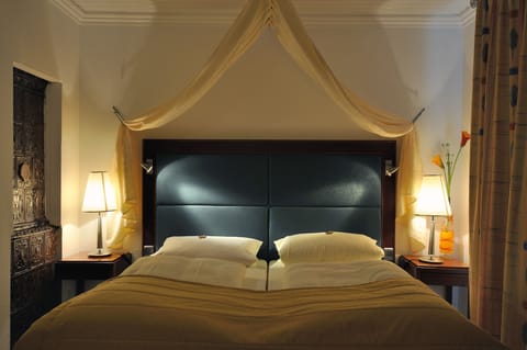 Suite | Desk, laptop workspace, cribs/infant beds, rollaway beds