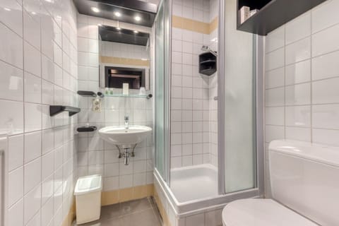 Single Room | Bathroom | Free toiletries, hair dryer, towels