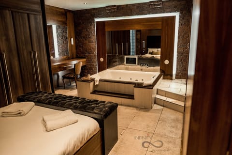 Indoor spa tub