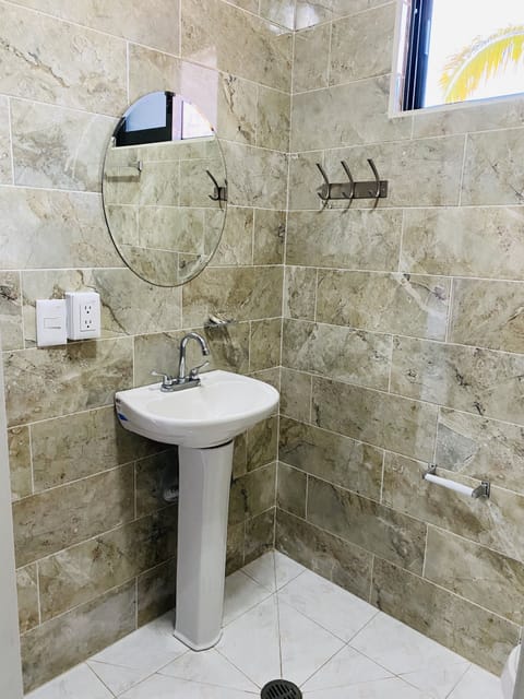 Deluxe Quadruple Room | Bathroom | Free toiletries, towels