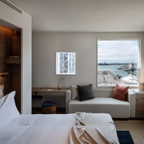 Waitemata View Room King | Premium bedding, minibar, in-room safe, desk