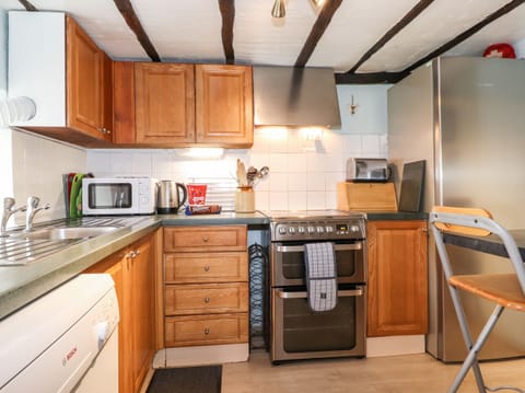 Cottage | Private kitchen | Microwave, stovetop, dishwasher, electric kettle