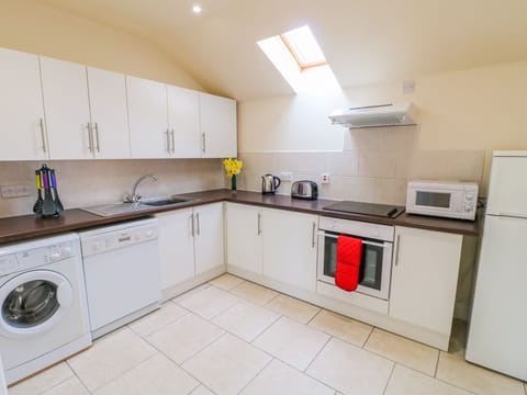 Cottage | Private kitchen | Dishwasher, cookware/dishes/utensils