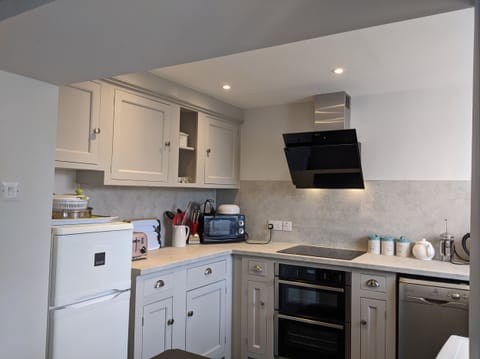 Cottage | Private kitchen | Fridge, microwave, stovetop, dishwasher