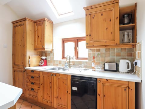 Cottage | Private kitchen | Microwave, oven, stovetop, electric kettle