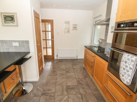 Cottage | Private kitchen | Dishwasher, cookware/dishes/utensils