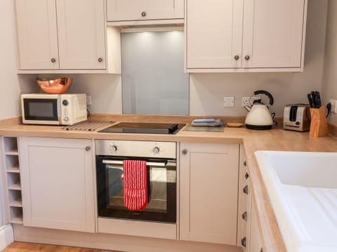 Cottage | Private kitchen | Dishwasher, cookware/dishes/utensils