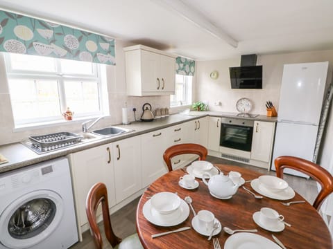 Cottage | Private kitchen | Fridge, dishwasher, electric kettle, toaster